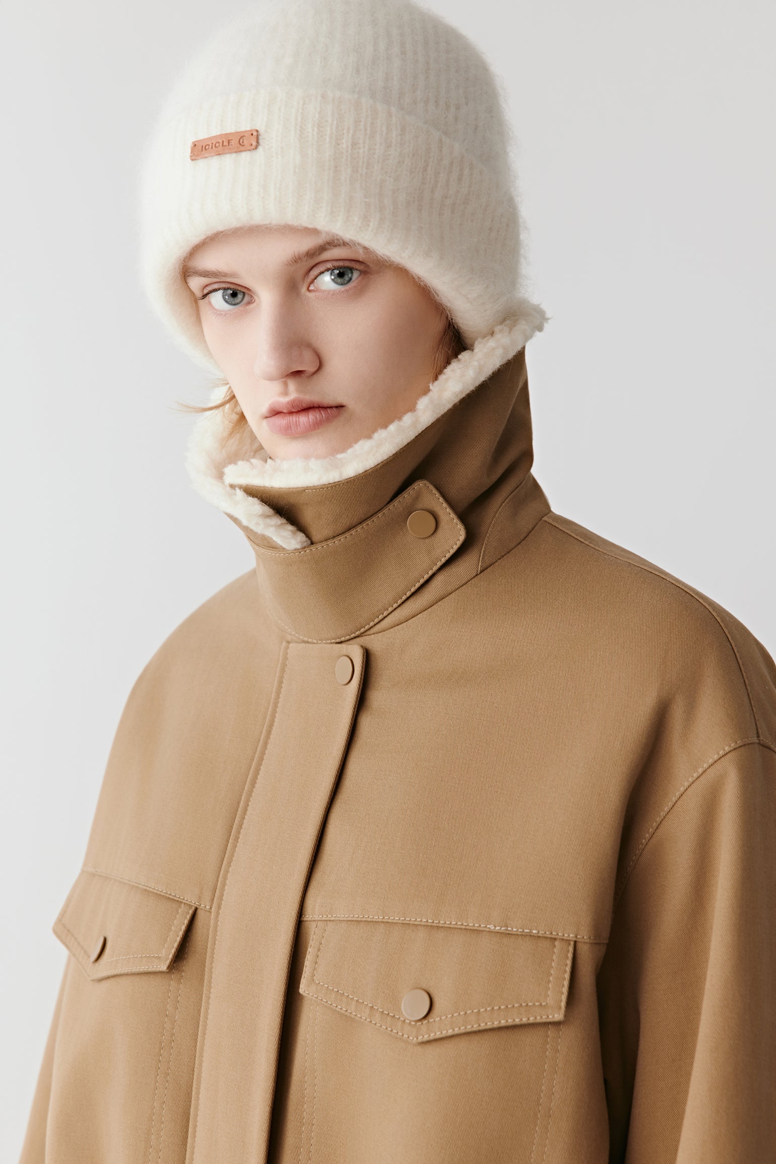 Close-up of the parka’s plush shearling-effect collar, revealing its soft texture and warm tone.