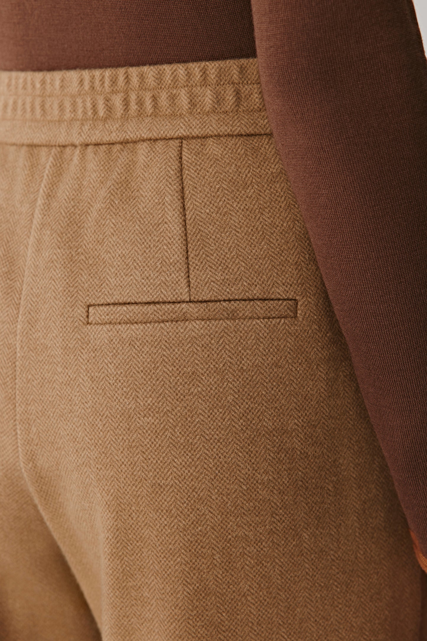 Pantalon droit en jersey jacquard de laine de chameau