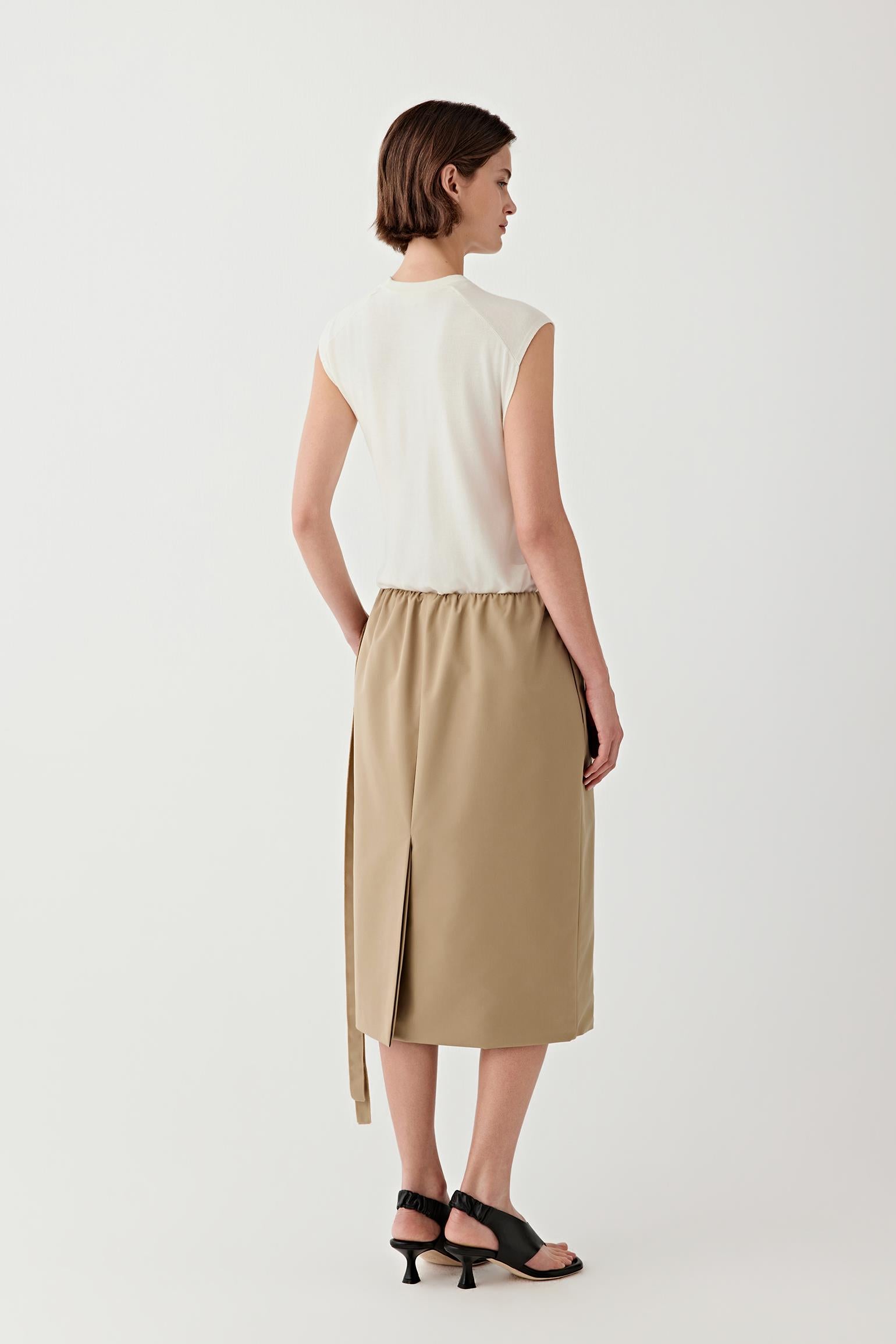 Side view highlighting the fluid silhouette.