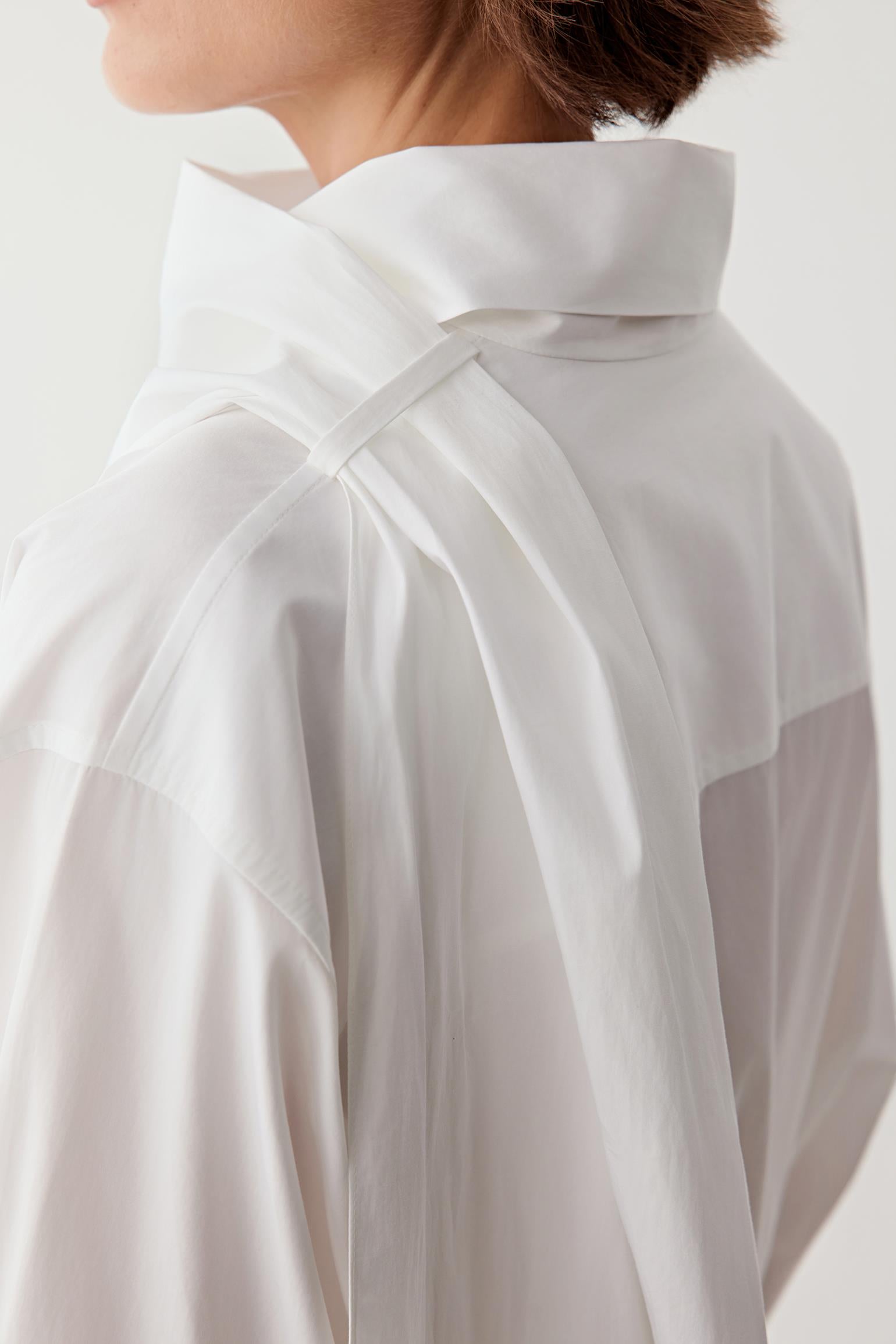 Close-up of the collar detail.