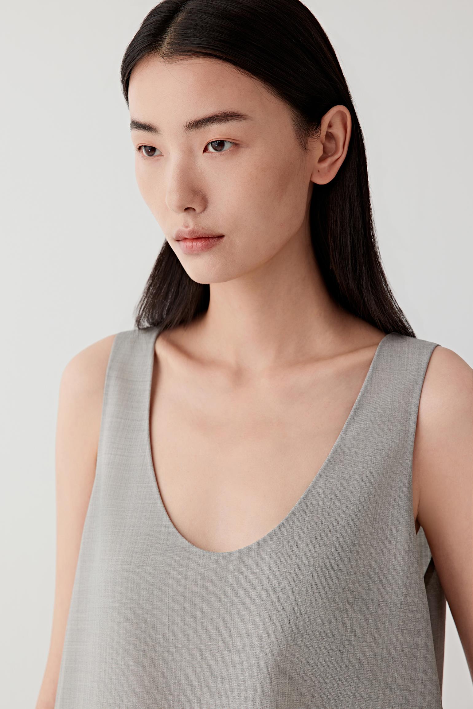 Close-up of the neckline.