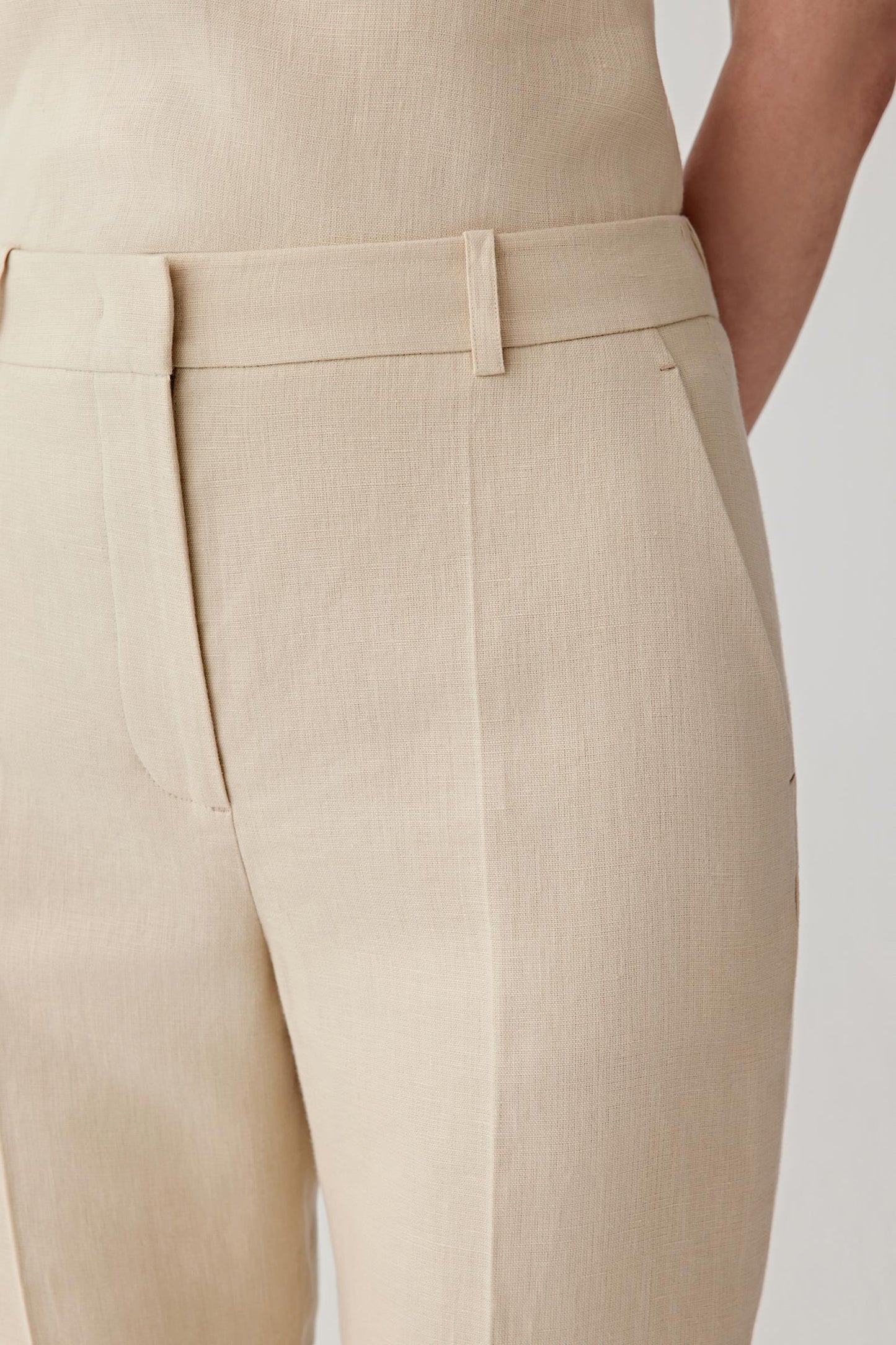 Side view highlighting the elongating silhouette.