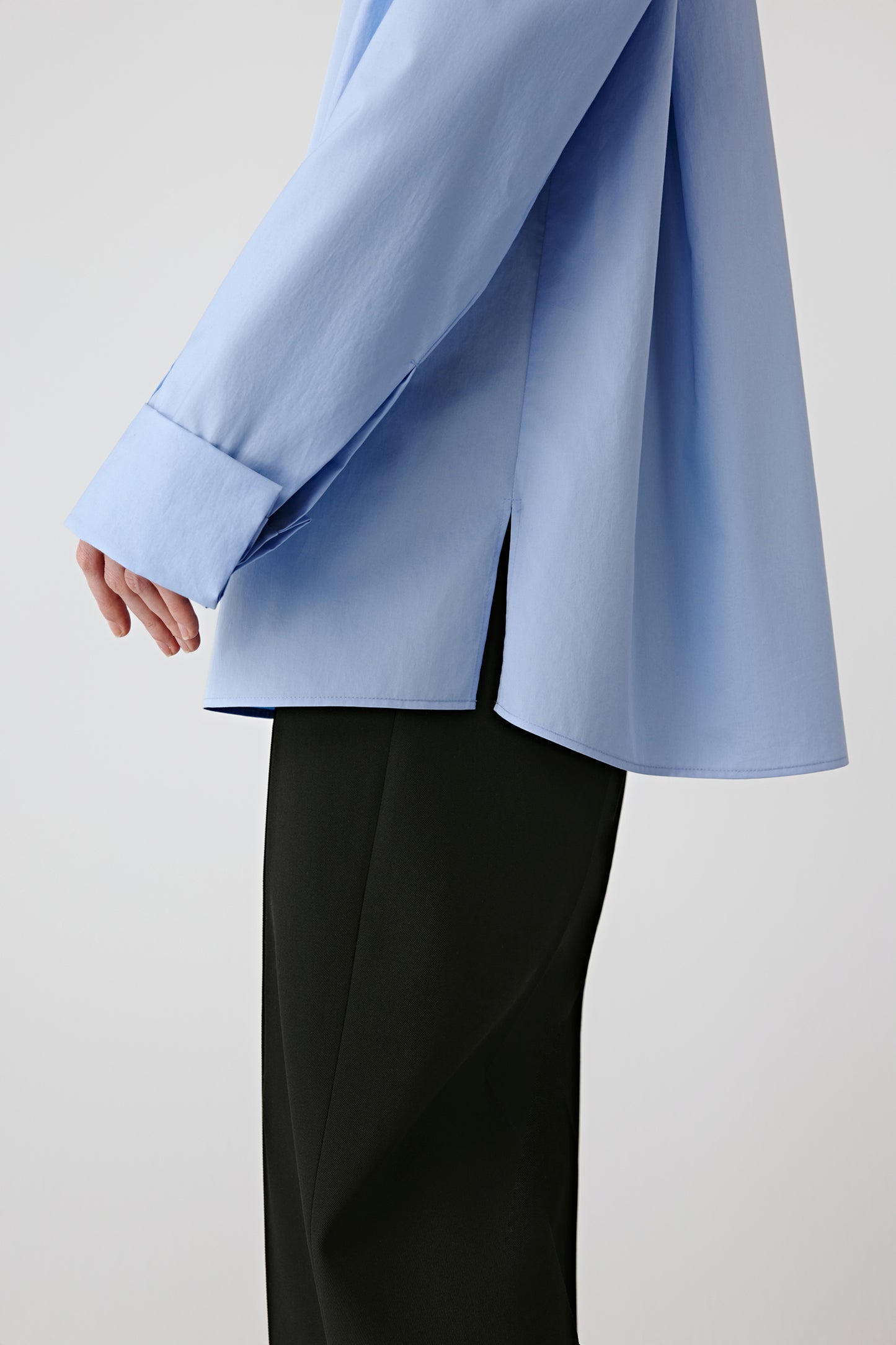 Close-up of the opening on the side of the shirt and its sleeves.