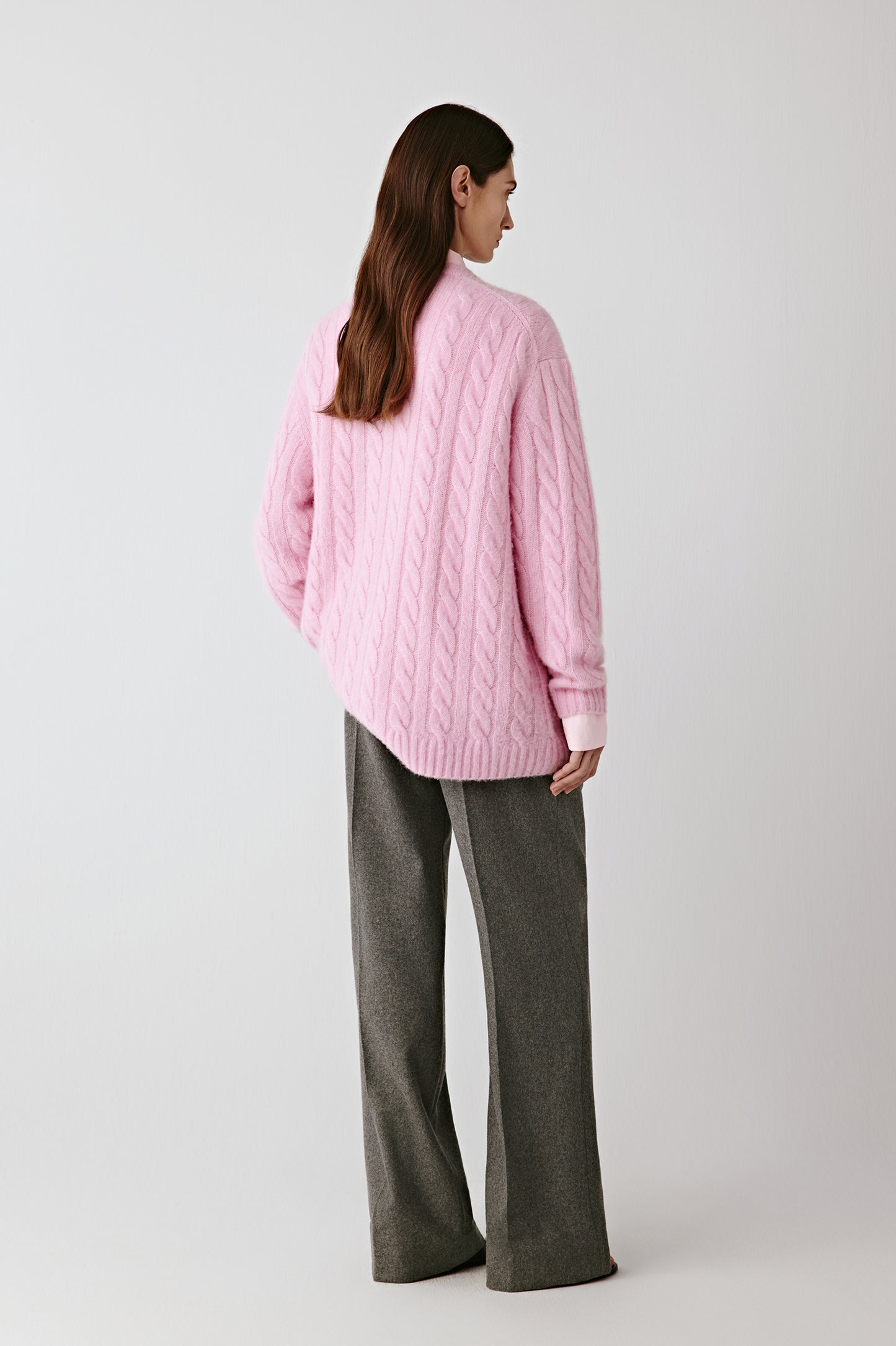 Side view of the sweater, highlighting its volume and ribbed details.