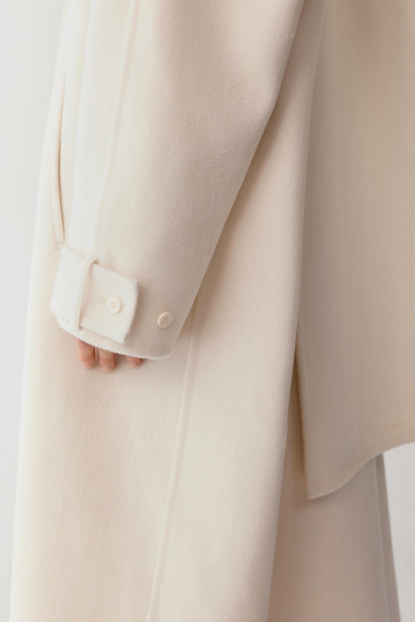 Close-up of the slanted side pocket and clean finishing of the double-face fabric.