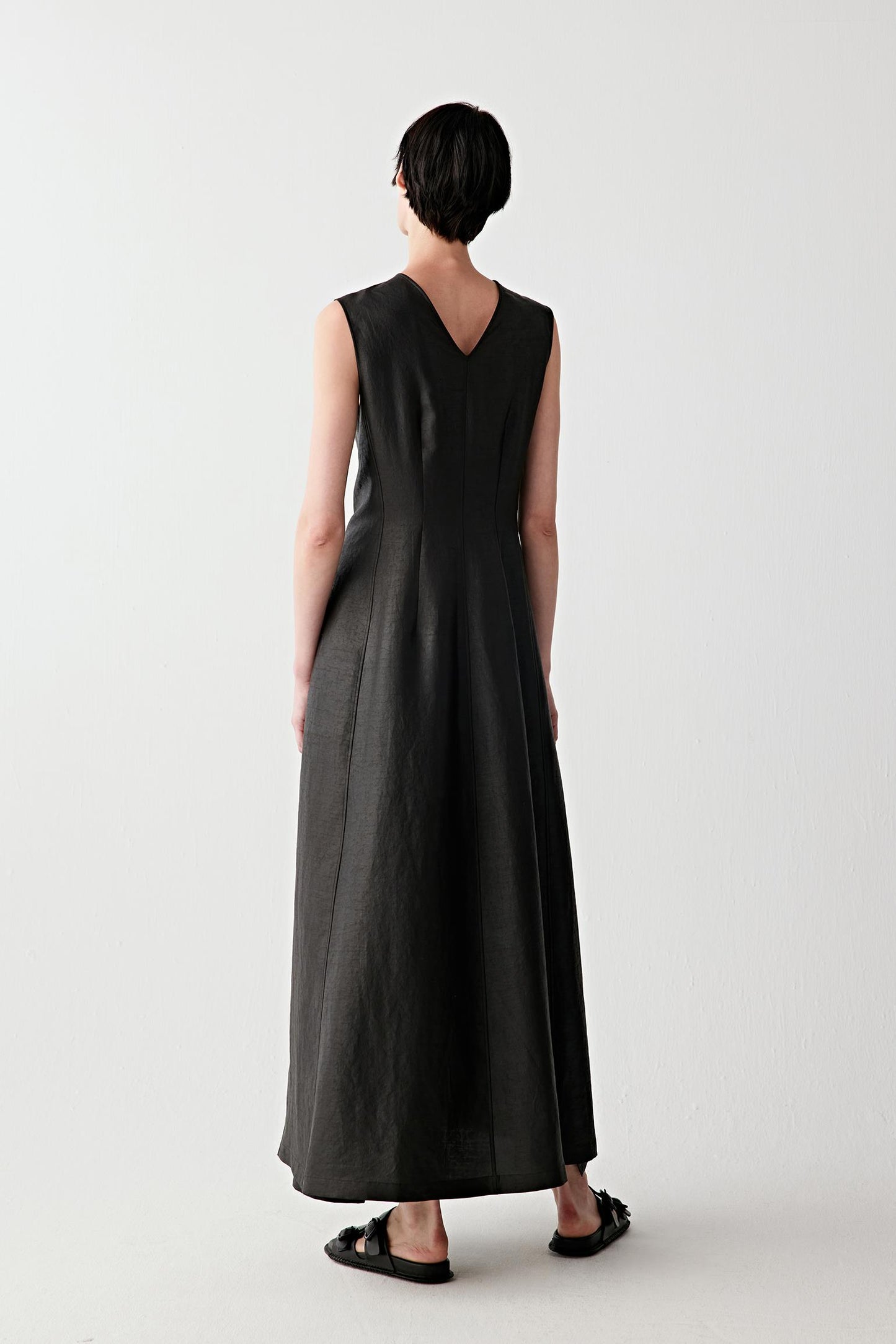 Full-length back view showing clean vertical lines, sleeveless cut and soft volume