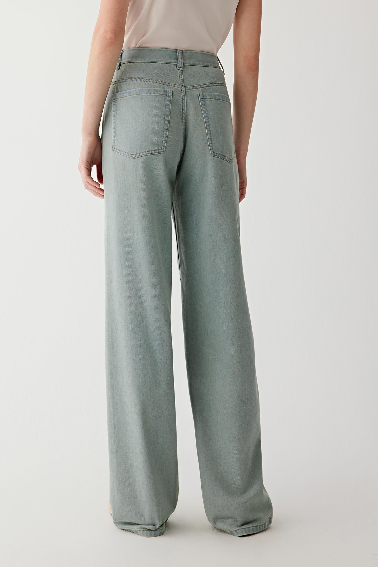 Full-length back view with a slightly angled stance emphasizing the straight fall from the waistband, the clean vertical line along the leg and the balanced volume created by the wide cut