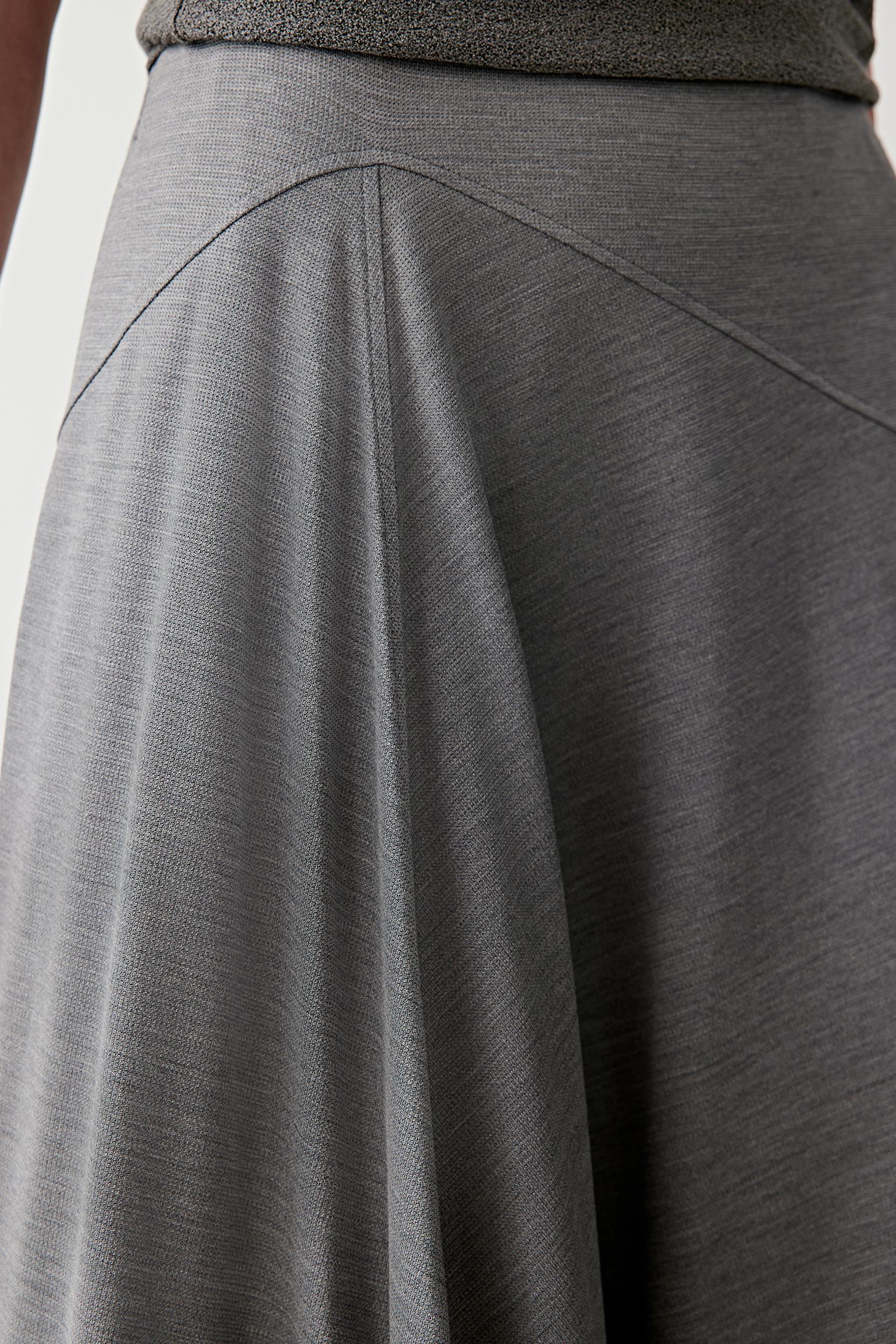 Close-up of diagonal seam construction detailing the panel lines, fluid jersey texture and subtle melange effect