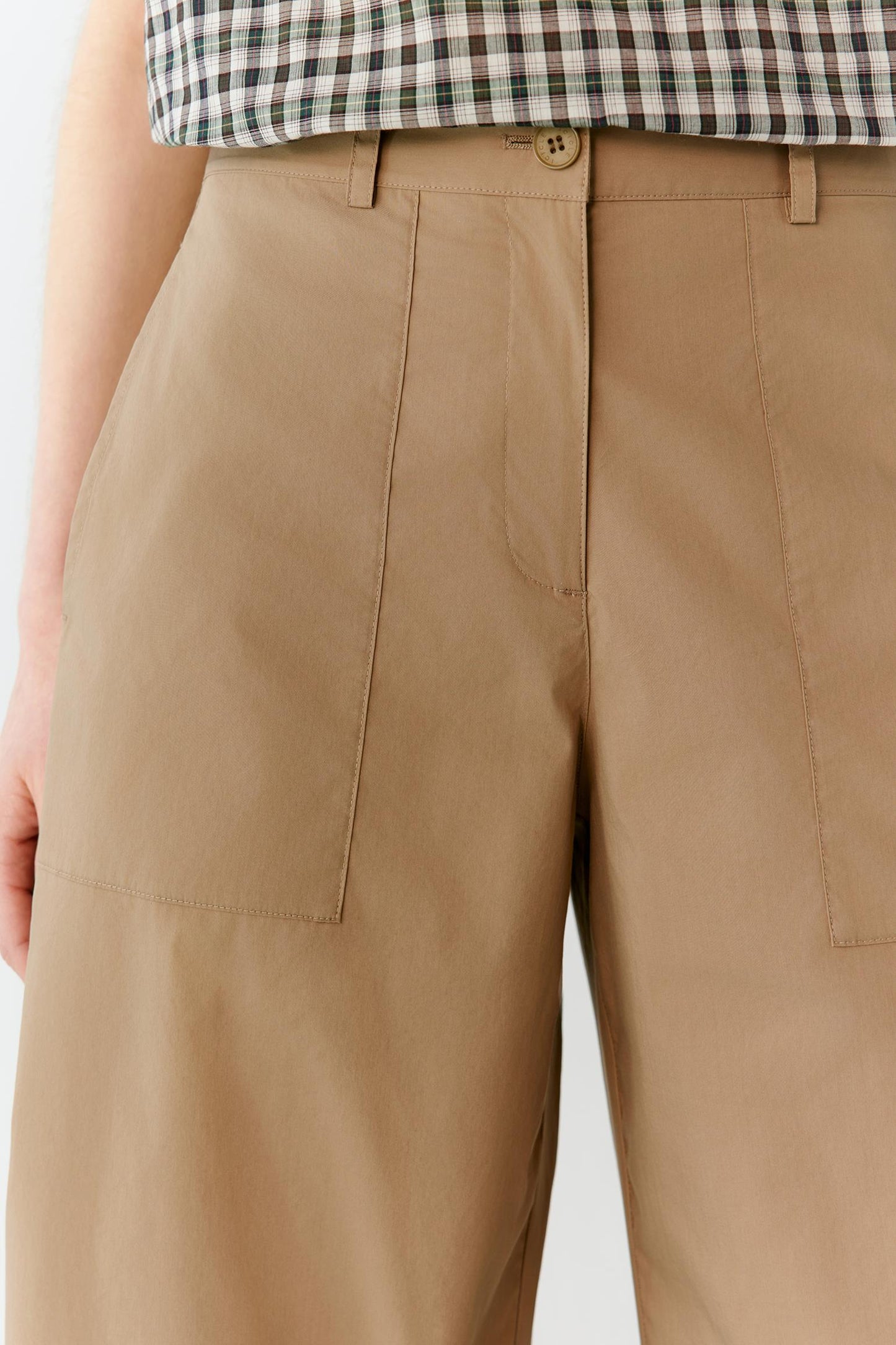 Close-up of the upper back construction showing the clean waistband, refined finishing and smooth surface of the cotton blend fabric. The image emphasizes the subtle texture, balanced proportions and understated tailoring details.
