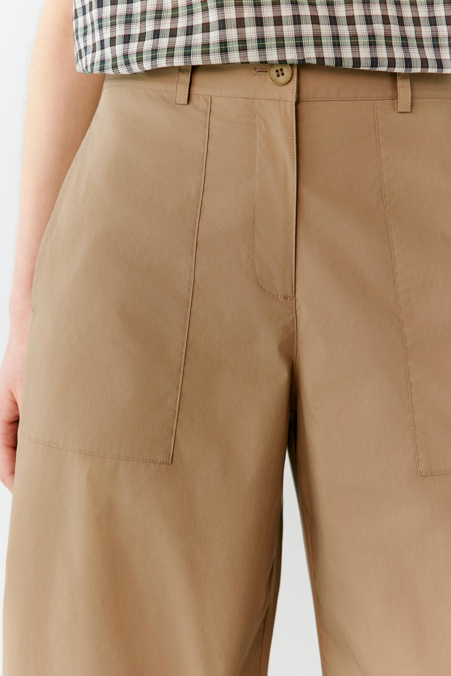 Close-up of the upper back construction showing the clean waistband, refined finishing and smooth surface of the cotton blend fabric. The image emphasizes the subtle texture, balanced proportions and understated tailoring details.