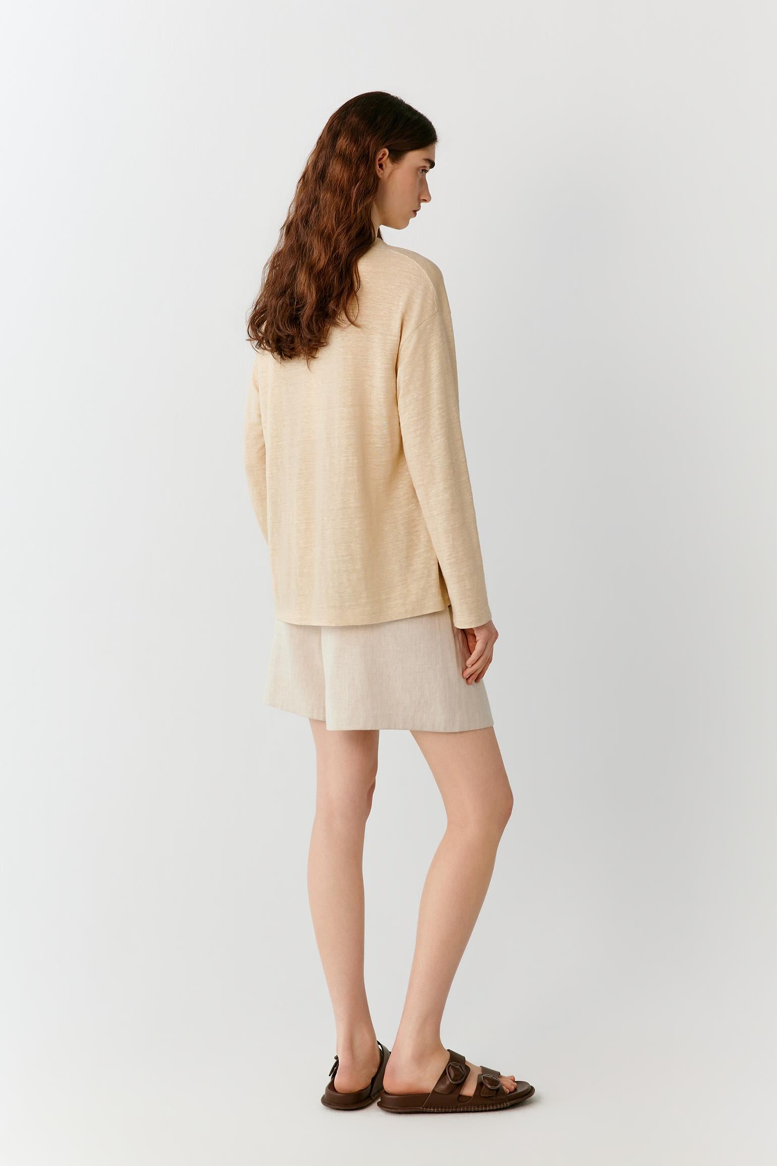 Three-quarter rear view highlighting the clean back construction, relaxed fit and natural movement of the lightweight jersey. The image emphasizes the fluid silhouette and balanced proportions of the garment from the back.