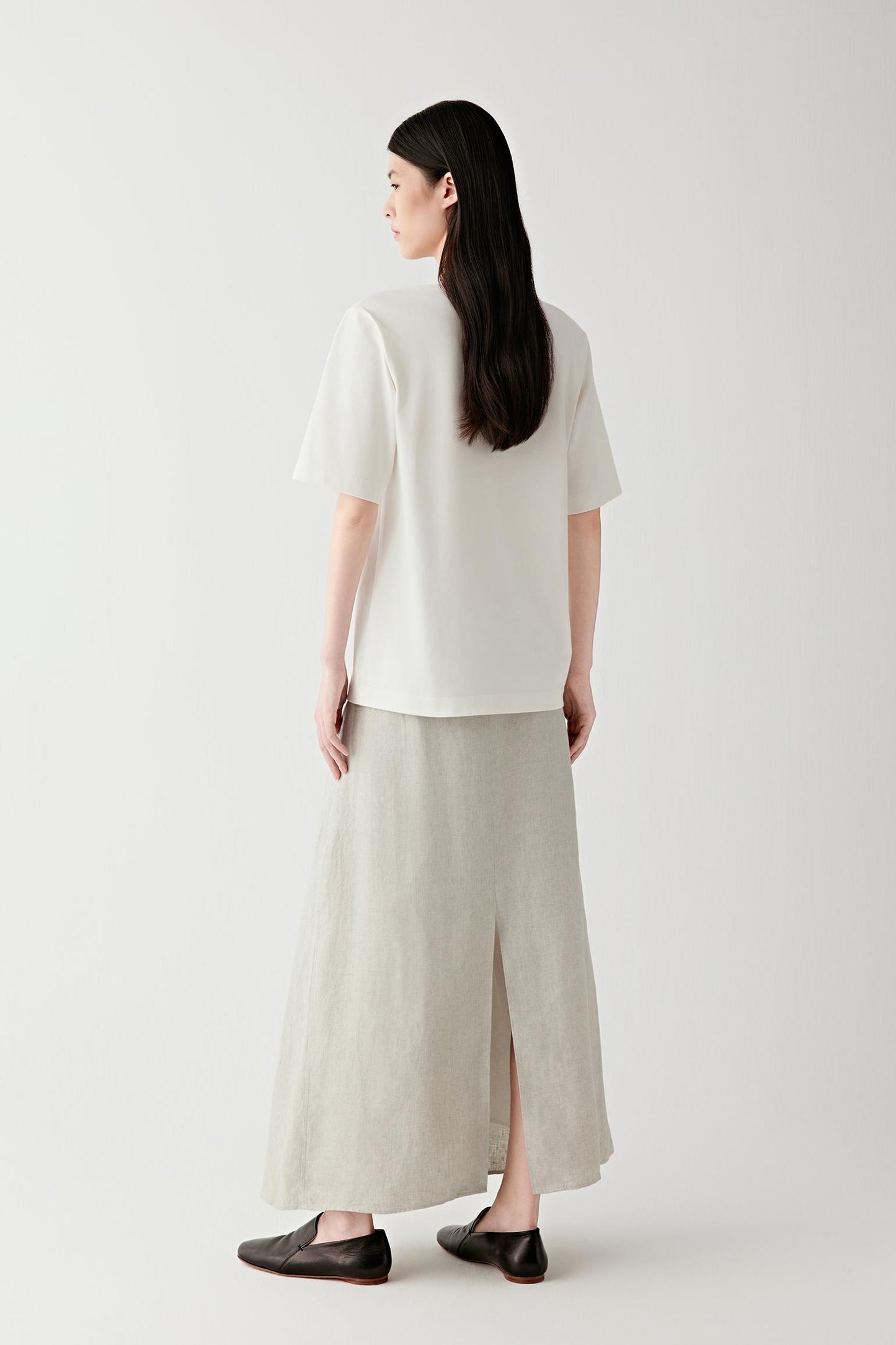 Side or three-quarter view emphasizing the soft drape and clean proportions of the silhouette. The lightweight cotton jersey falls naturally while preserving a balanced line.