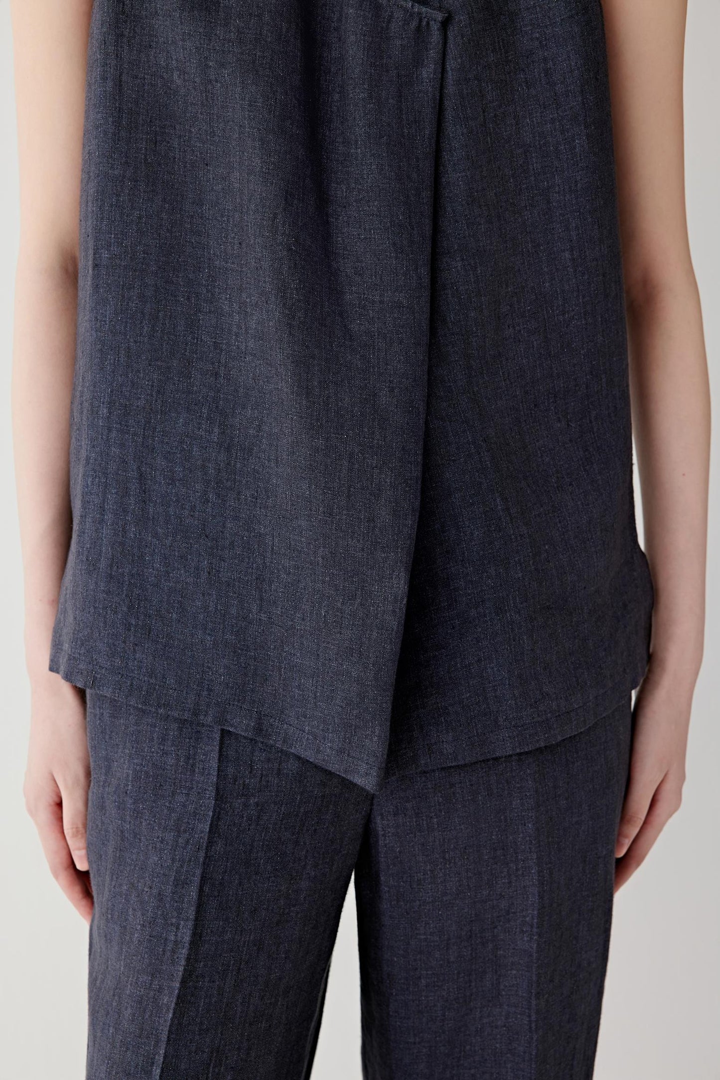 Close-up of the fabric and side construction showing the visible weave, matte surface and lightweight structure characteristic of plain-woven linen.