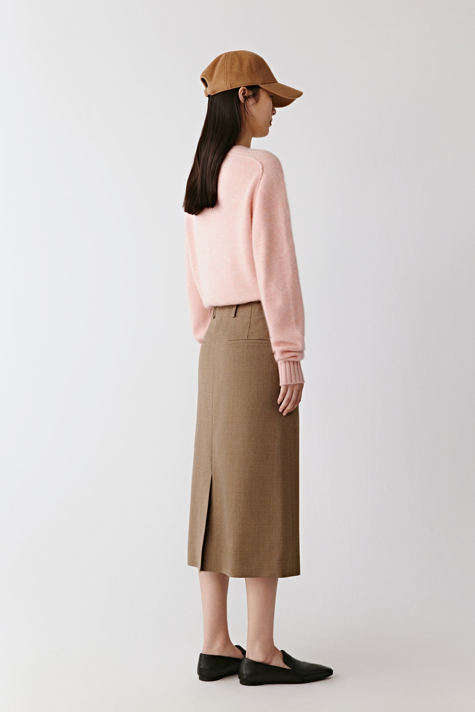 The back of the jumper reveals the smooth knit finish and natural fall of the cashmere fabric.