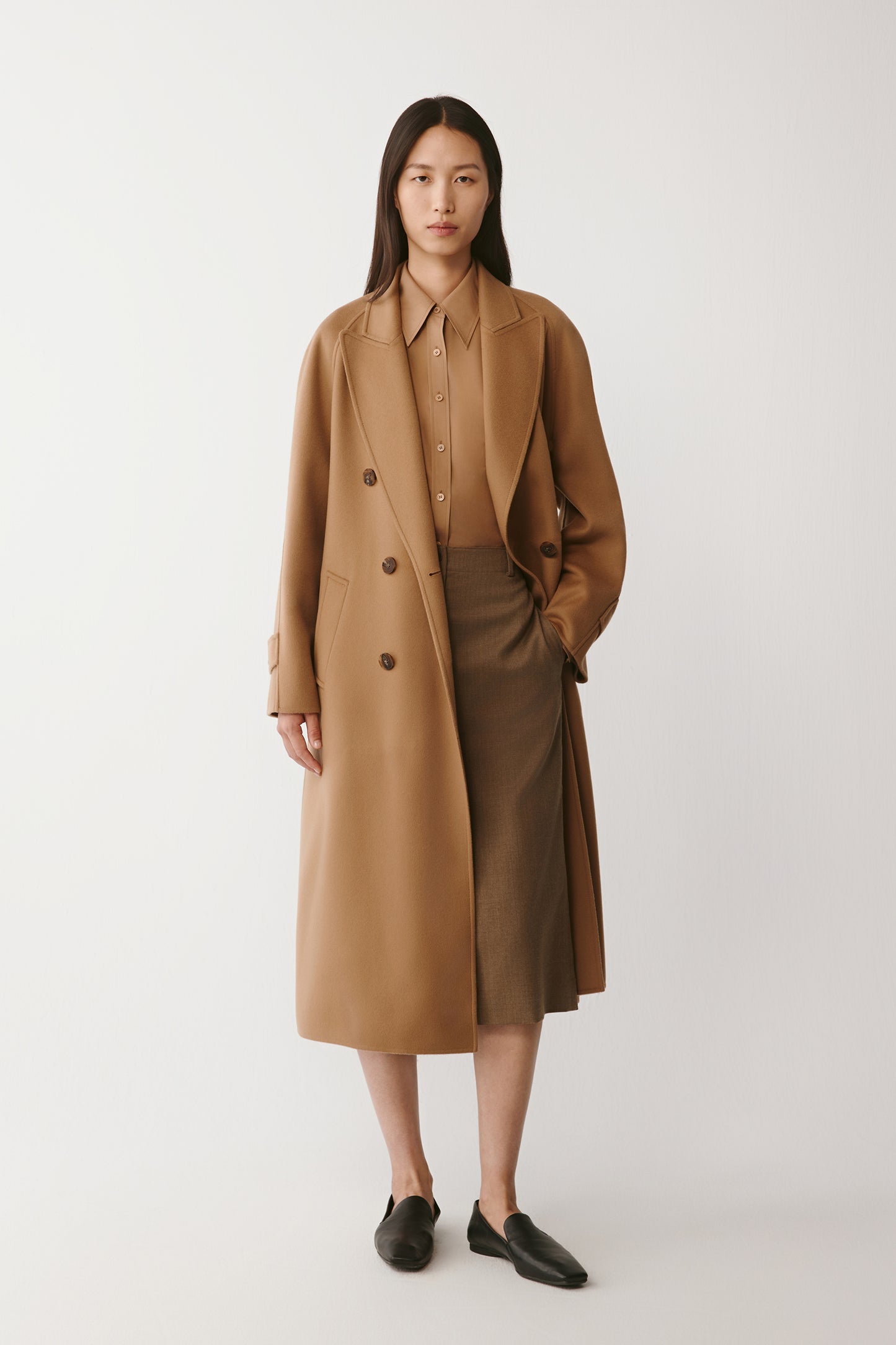 Full-length front view of the model wearing the camel double-faced wool and cashmere coat, highlighting the warm tone and straight silhouette.