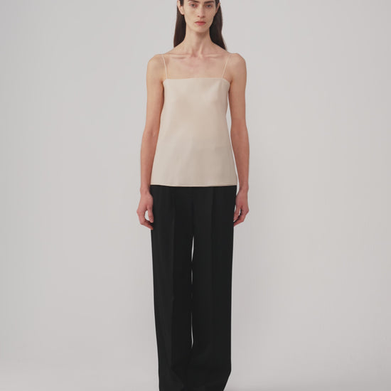 The video alternates between full-length and close-up shots of the model walking to showcase the trousers in motion.
Wide shots emphasize the fluid, elegant drape and wide-leg silhouette, while close-up sequences focus on the waistband details, pleats, and refined fabric texture to highlight the craftsmanship and quality of the gabardine.