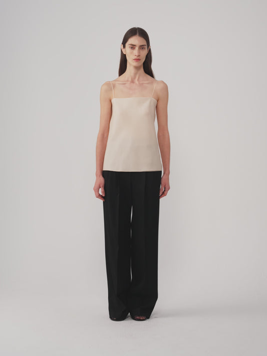 The video alternates between full-length and close-up shots of the model walking to showcase the trousers in motion.
Wide shots emphasize the fluid, elegant drape and wide-leg silhouette, while close-up sequences focus on the waistband details, pleats, and refined fabric texture to highlight the craftsmanship and quality of the gabardine.
