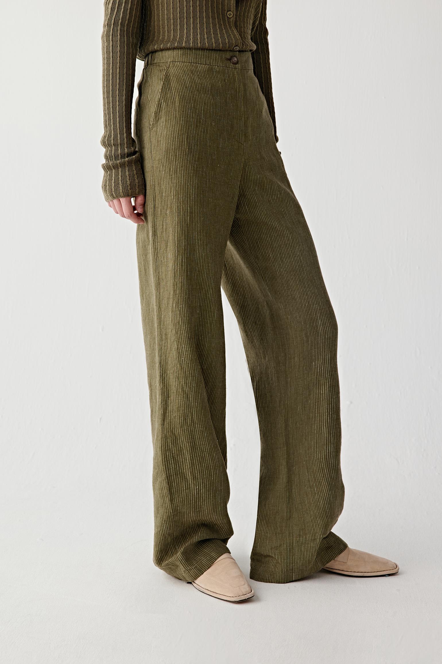 Video showing the model walking, highlighting the natural movement of the linen fabric, the soft structure through the legs and the relaxed silhouette