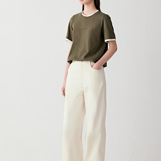Video showing the model walking, highlighting the fluid movement of the cotton-hemp jersey fabric, the natural stretch, breathable structure and relaxed fit through the torso and sleeves