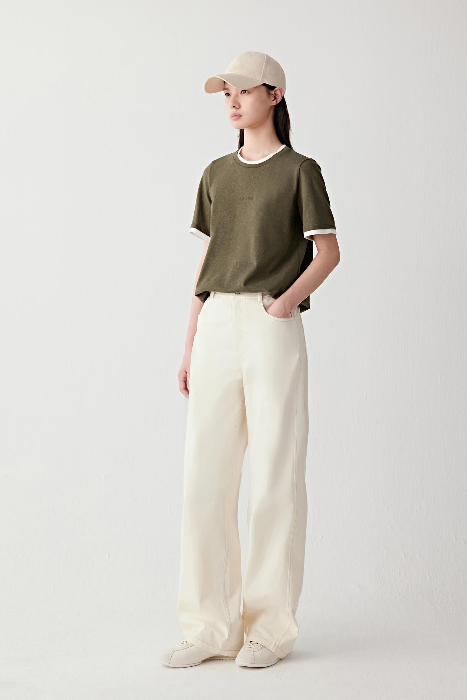 Video showing the model walking, highlighting the fluid movement of the cotton-hemp jersey fabric, the natural stretch, breathable structure and relaxed fit through the torso and sleeves