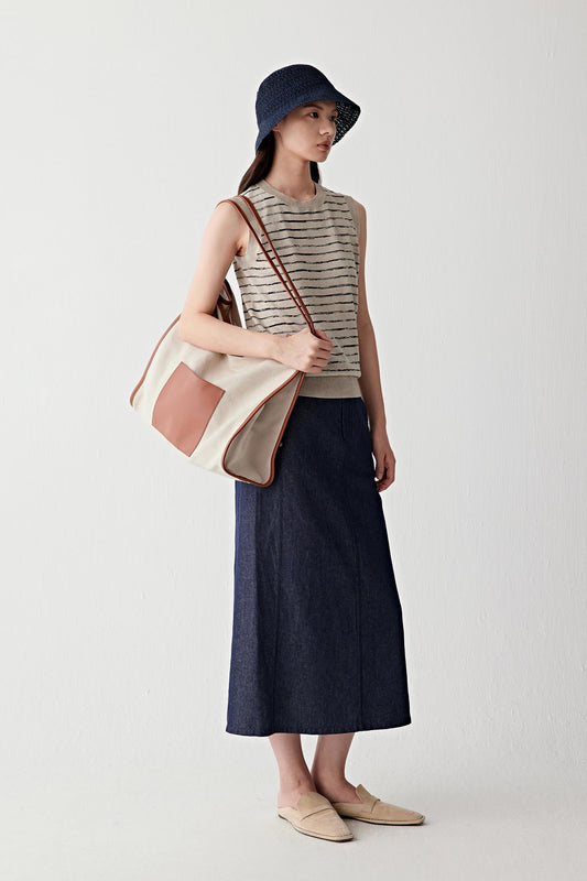 Video showing walking movement with skirt, emphasizing fluidity, breathability and natural body movement