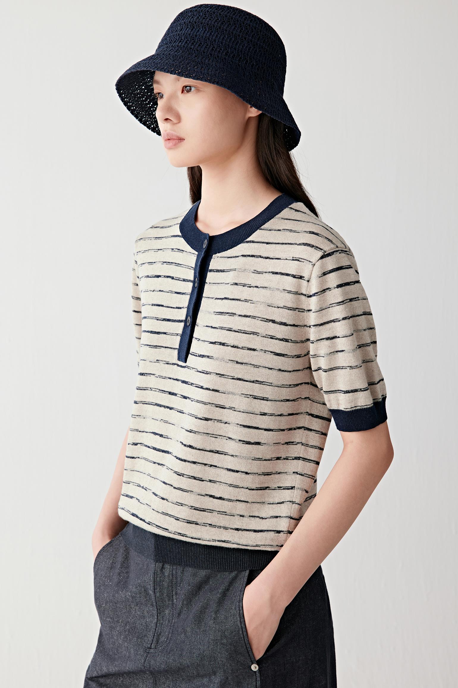 Video showing walking movement, highlighting fluidity of the knit, breathability and natural drape across torso and sleeves
