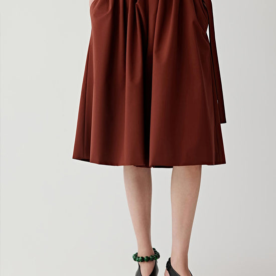 Video showing the model walking and turning while wearing the shorts, revealing the fluid movement of the fabric and the relaxed silhouette.