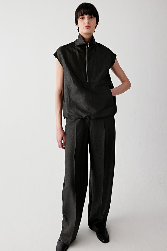 Video showing movement, highlighting fabric lightness, structure and fluid interaction with the body