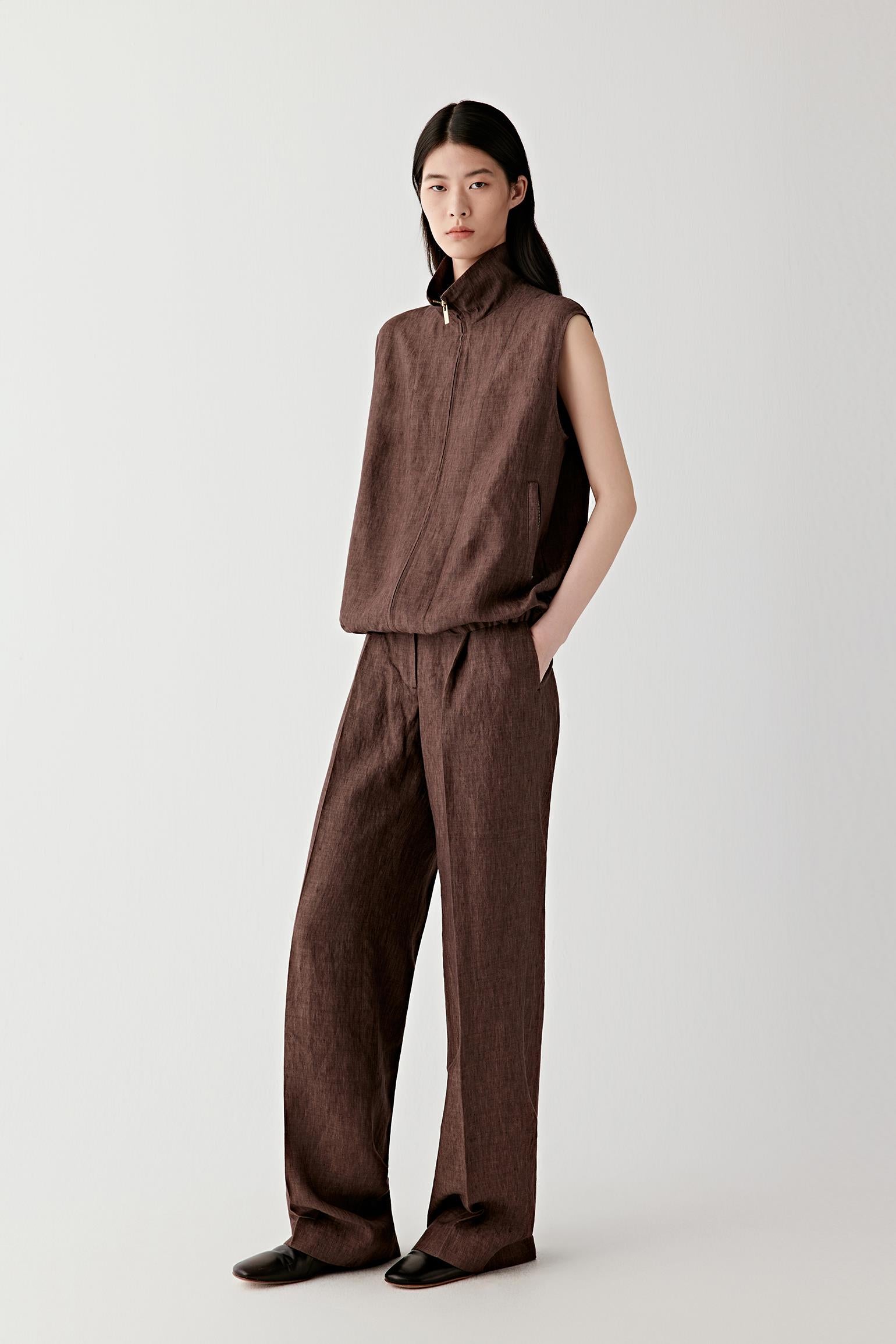 Video showing the model walking, highlighting how the vest maintains its structure while moving, the lightweight feel of the linen and its interaction with the matching trousers