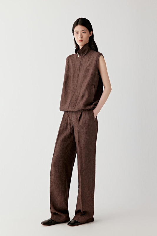 Video showing the model walking, highlighting how the vest maintains its structure while moving, the lightweight feel of the linen and its interaction with the matching trousers