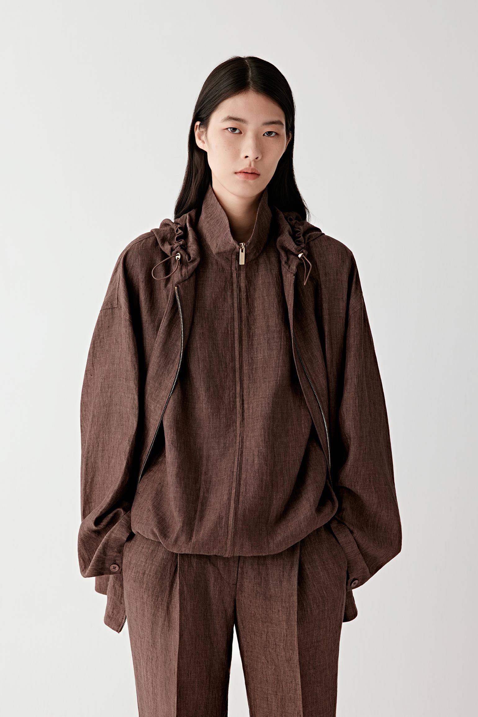 Video showing the model walking, highlighting the breathable nature of the linen, the light structure of the jacket, and the way the fabric moves freely around the body while maintaining a clean, relaxed shape