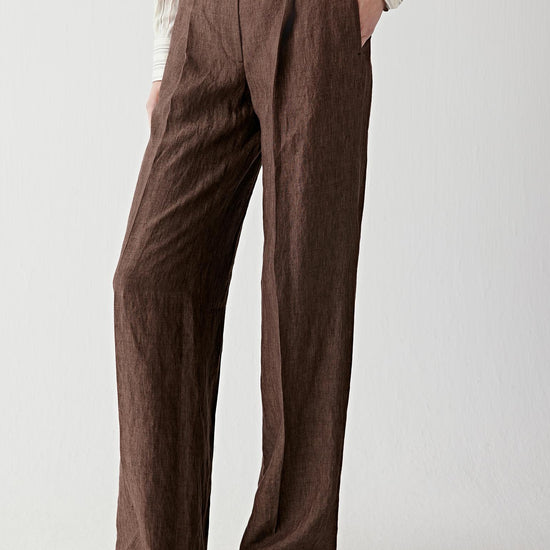 Video showing the model walking, highlighting the natural movement of the linen fabric, the breathable construction and the way the straight leg maintains its line while moving fluidly