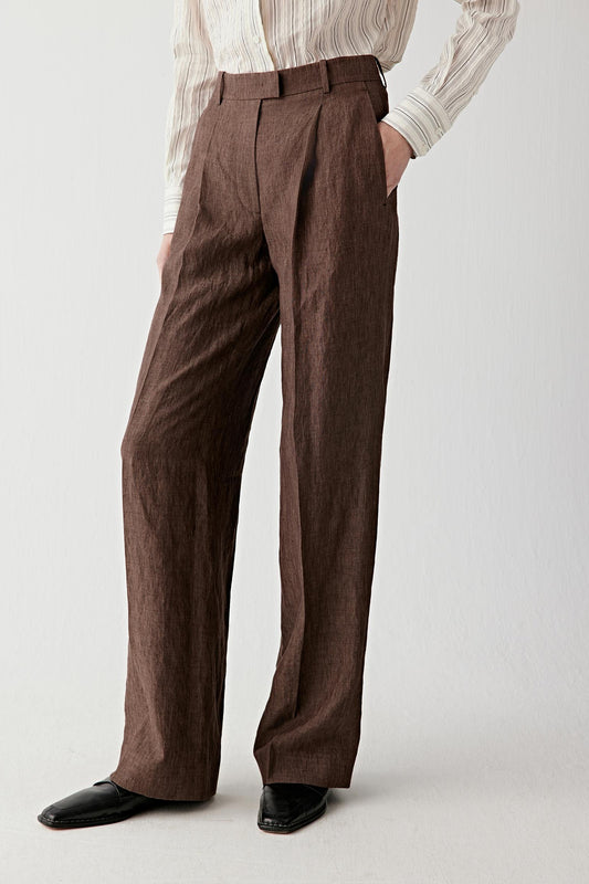 Video showing the model walking, highlighting the natural movement of the linen fabric, the breathable construction and the way the straight leg maintains its line while moving fluidly