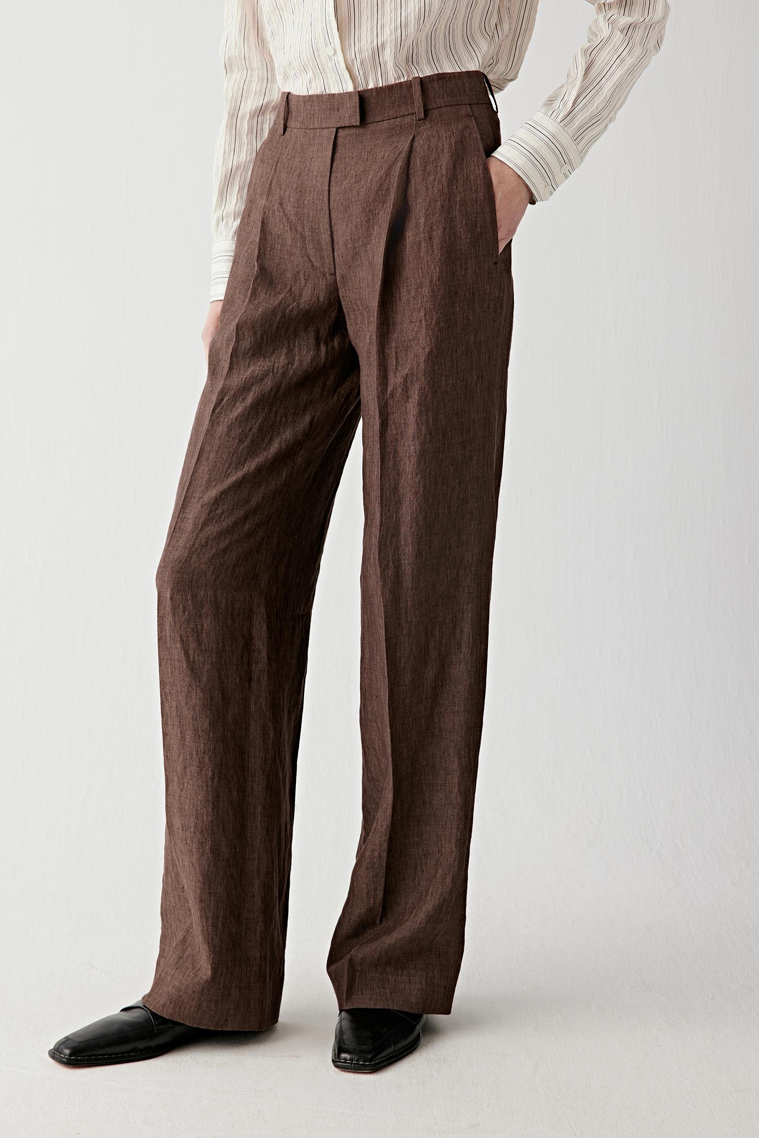 Video showing the model walking, highlighting the natural movement of the linen fabric, the breathable construction and the way the straight leg maintains its line while moving fluidly
