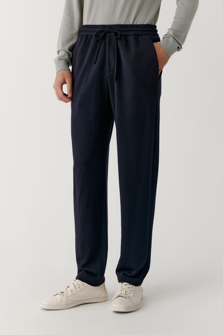 Straight-leg trousers with an adjustable waist