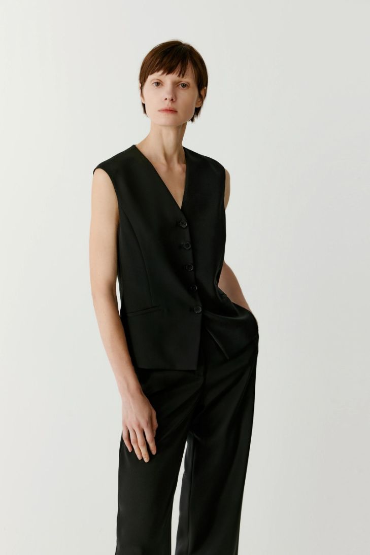 Fitted silk crepe waistcoat