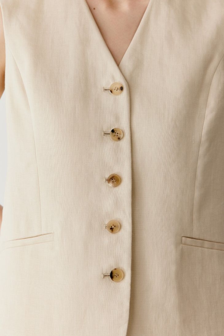 Buttoned linen waistcoat