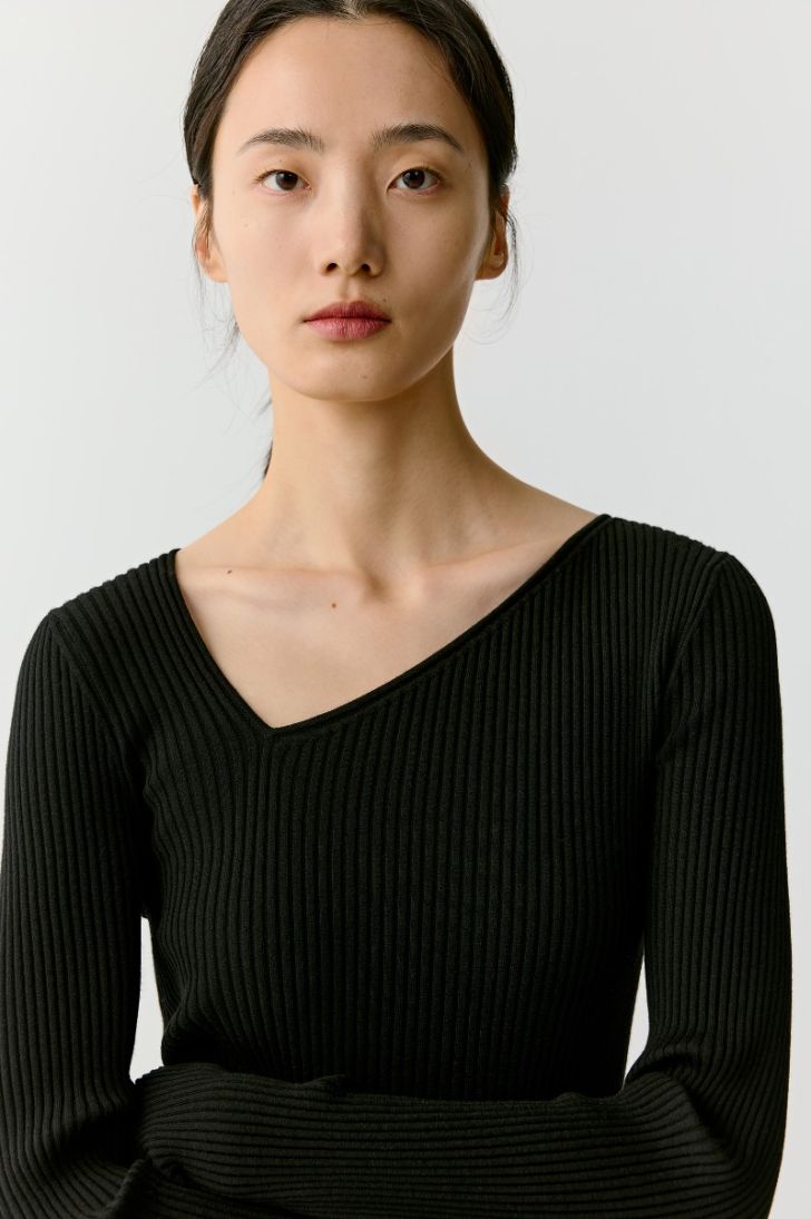 Wool jumper with geometric collar