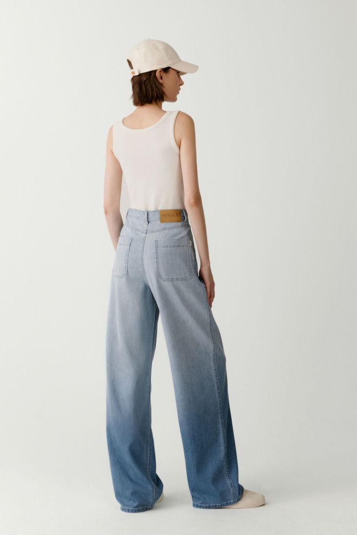 Straight leg stretch denim jeans with gradient wash