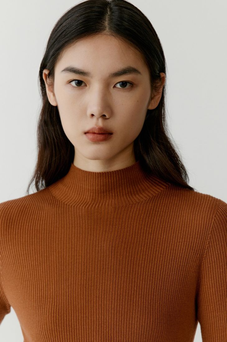 Stand-up collar seamless ribbed wool jumper