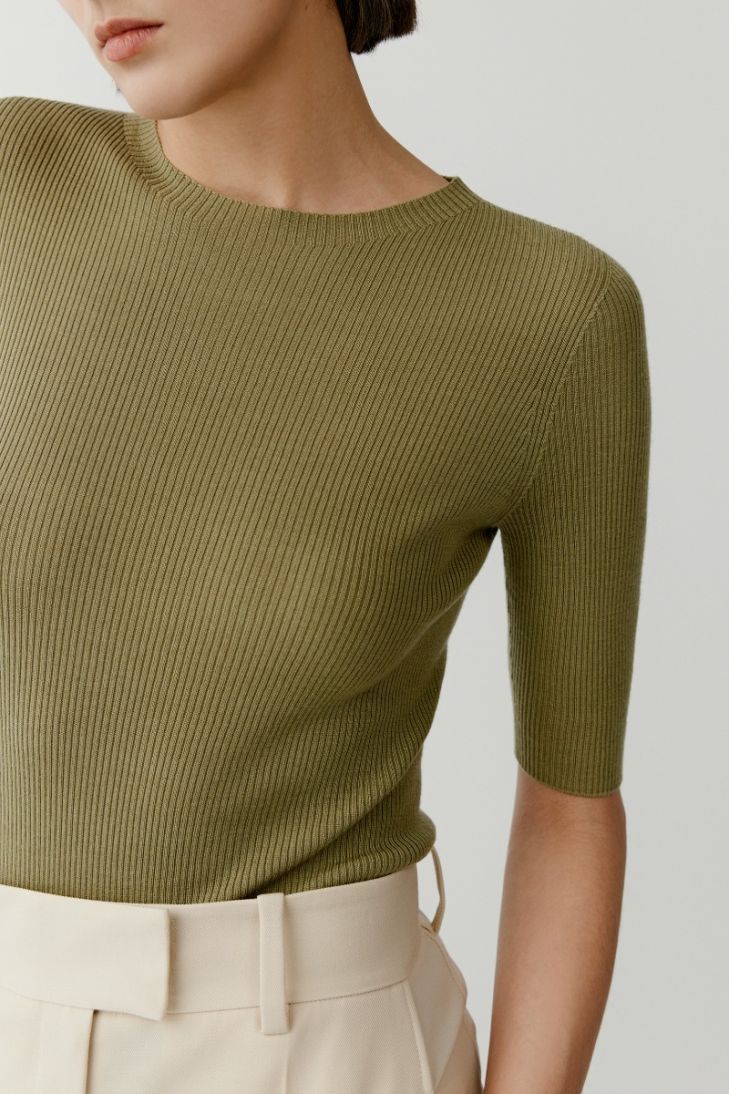 Seamless ribbed wool jumper with middle sleeves