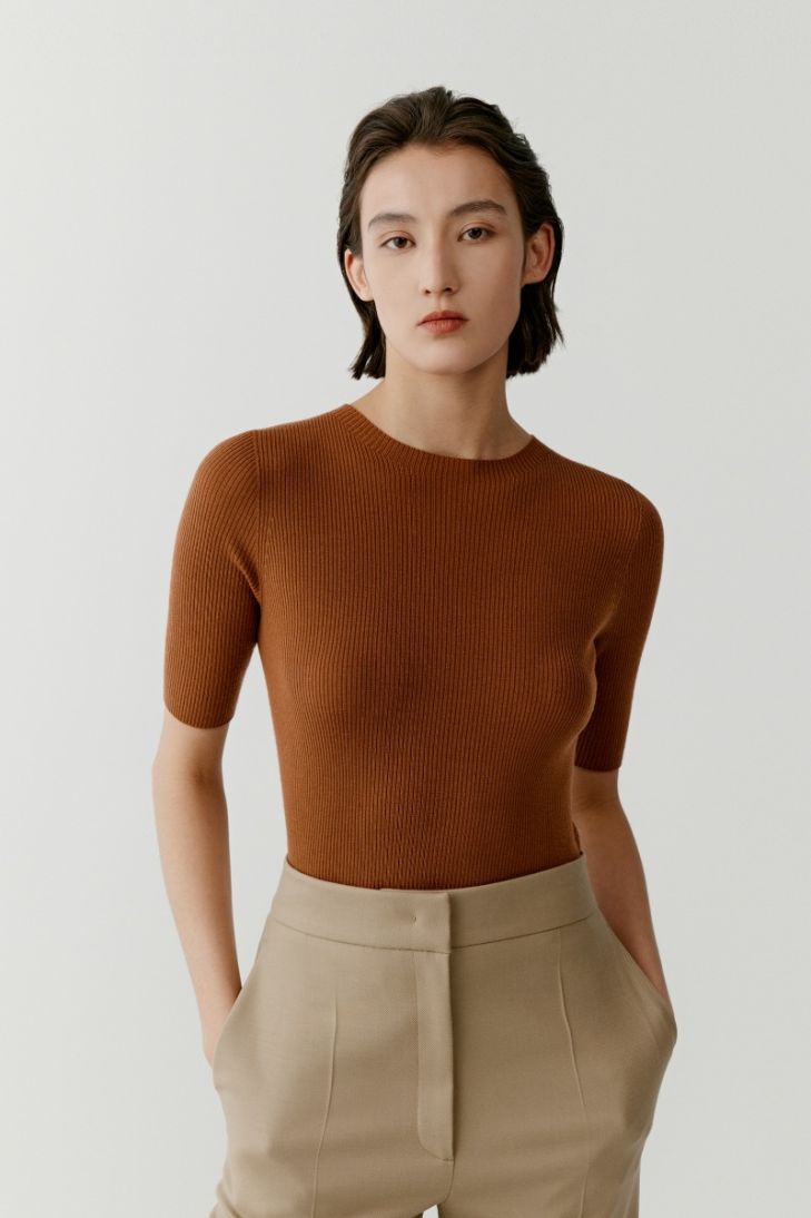 Seamless ribbed wool jumper with middle sleeves