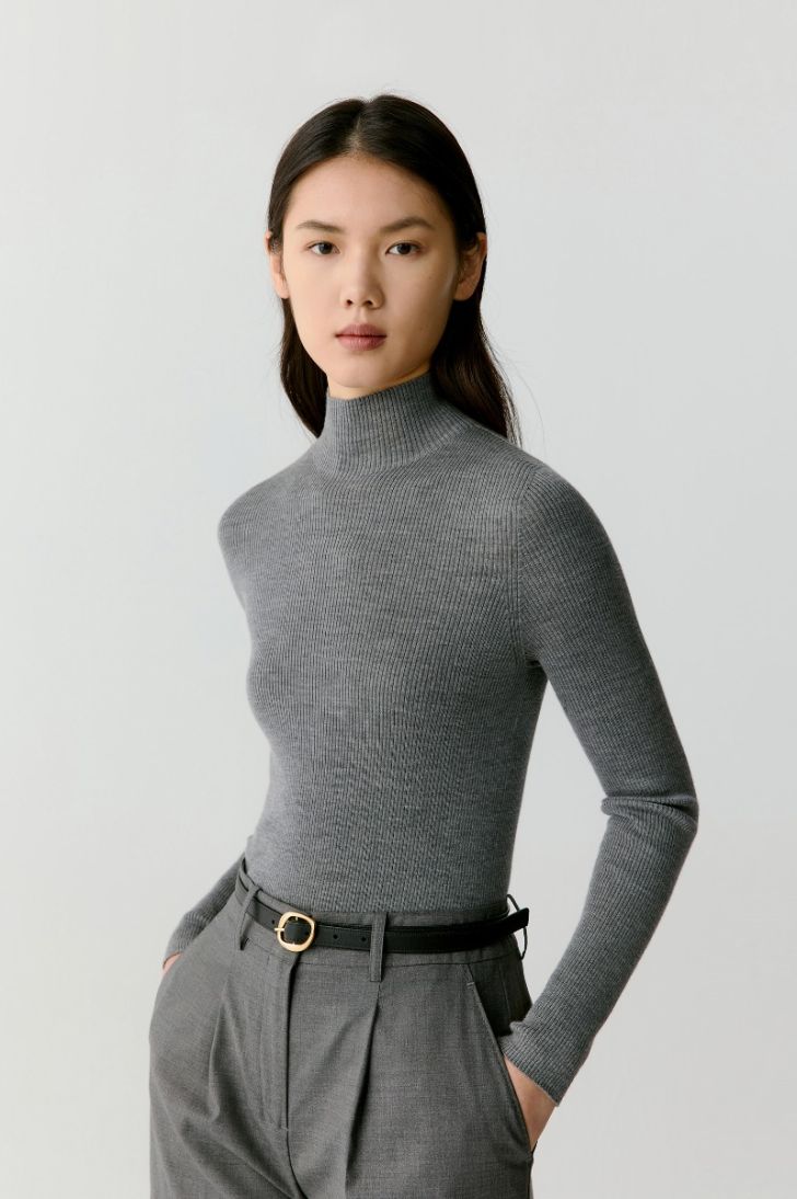 High-neck seamless wool jumper