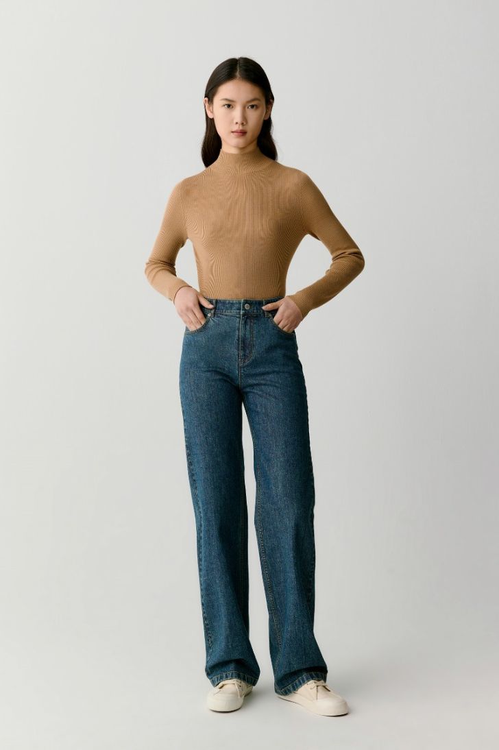 High-neck seamless wool jumper