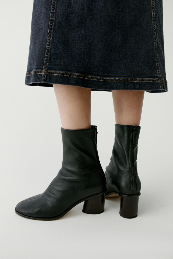 Seed stretch leather boots