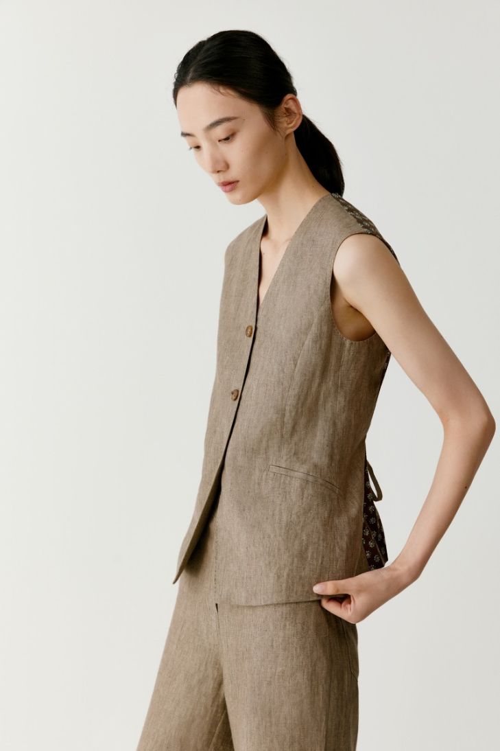Buttoned linen and cotton waistcoat