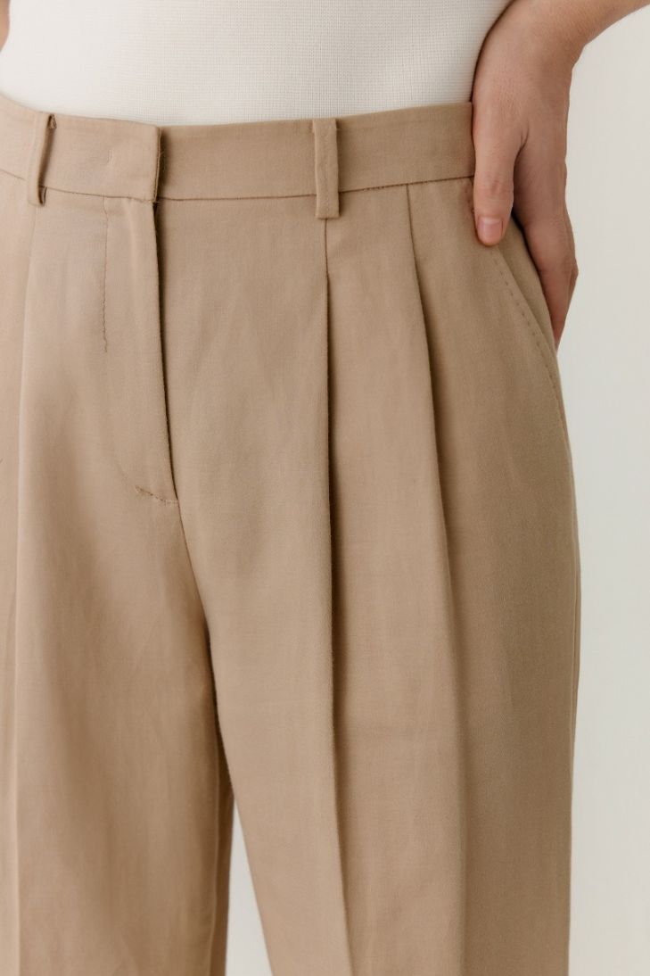 Pantalon fuselé en lin et coton mélangés