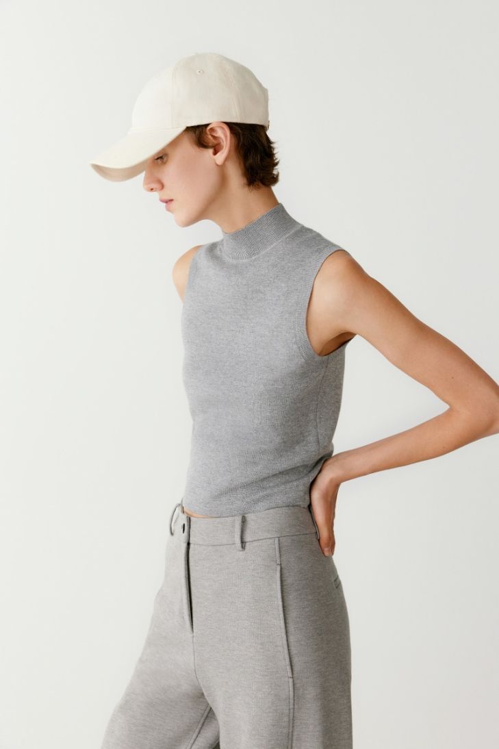 Cropped sleeveless wool jumper