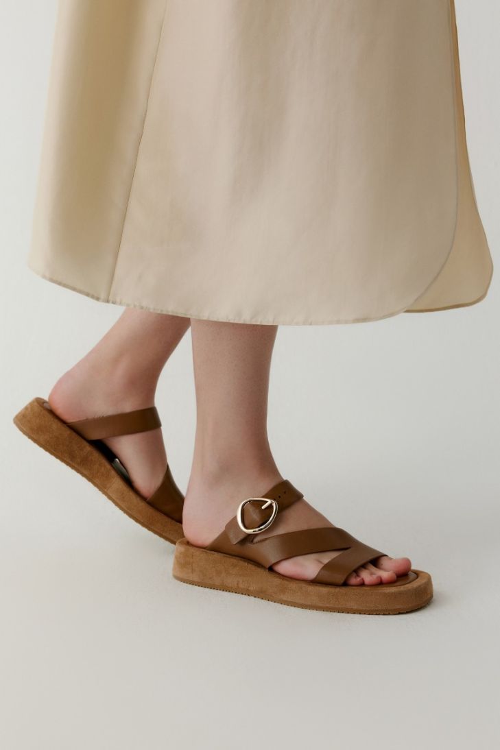 Seed leather sandals