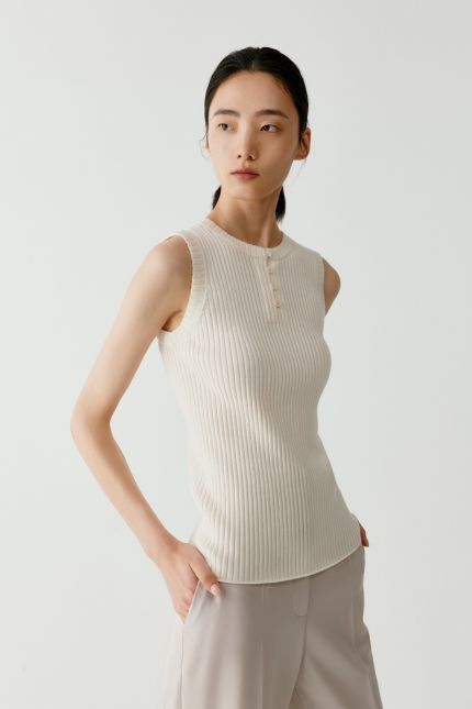 Sleeveless textured wool and cotton jumper